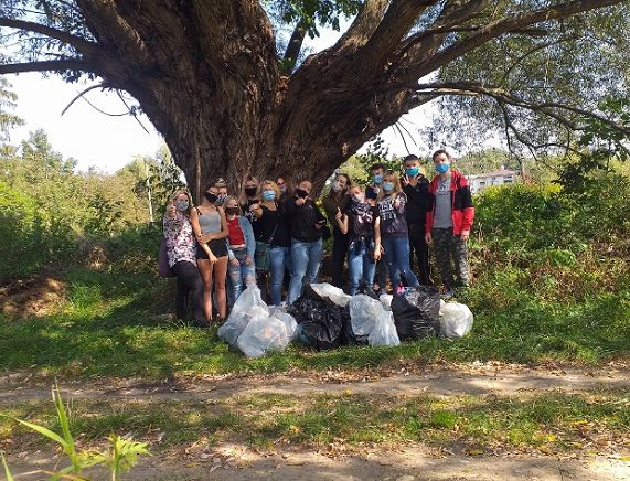 Uczniowie ZSP nr 2 w trakcie "Sprzątania Świata"