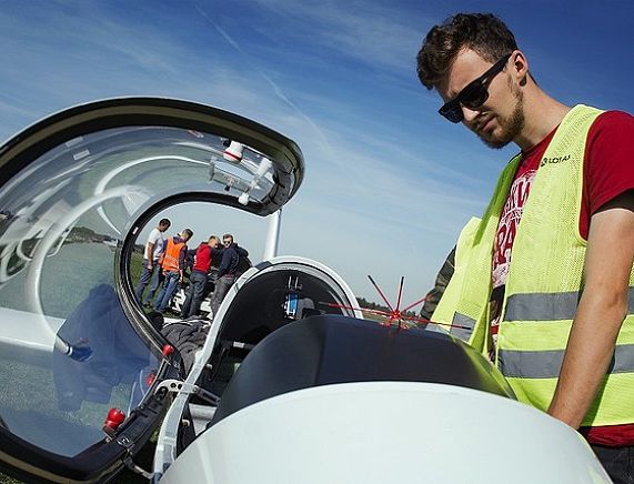 Uczniowie Mechanika rozpoczęli szkolenia lotnicze