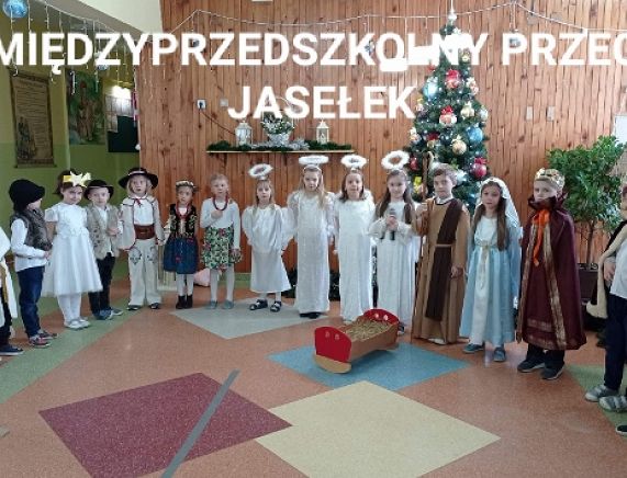 Dzieci w strojach ludowych podczas inscenizacji Jasełek