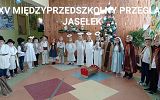Dzieci w strojach ludowych podczas inscenizacji Jasełek