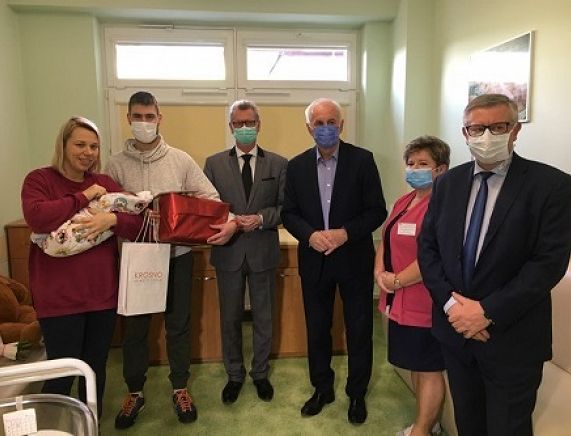 Na zdjęciu: Bronisław Baran, Piotr Czerwiński oraz rodzice pierwszego krośnanina