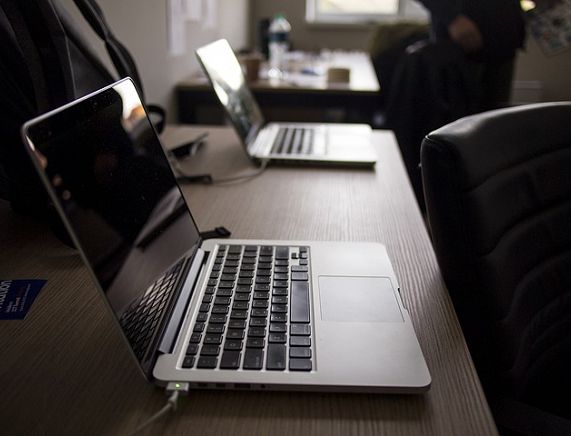 Laptopy na biurku - źródło fot. pixabay