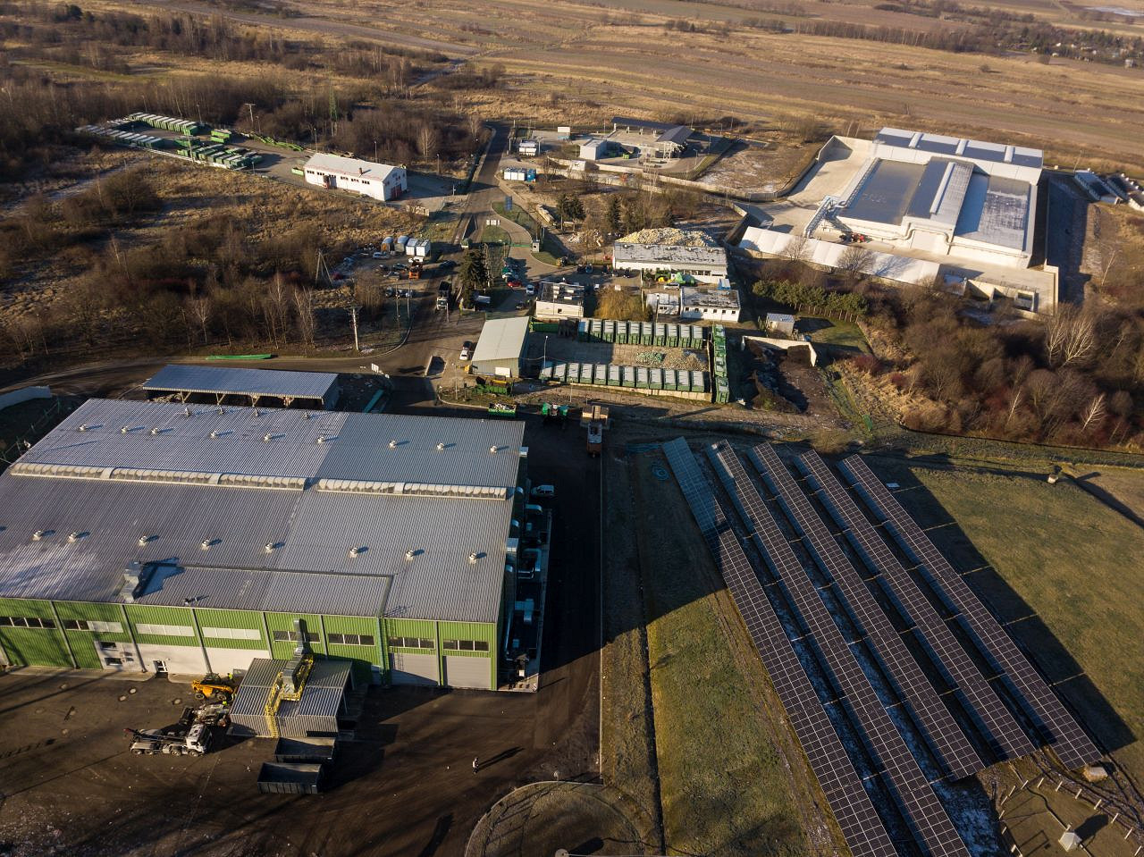 NA ZREKULTYWOWANEJ CZĘŚCI SKŁADOWISKA ODPADÓW POWSTAŁA FARMA FOTOWOLTAICZNA - zdjęcie w treści