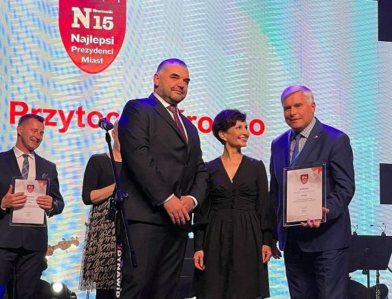 Piotr Przytocki Prezydent Miasta Krosna odbiera nagrodę w rankingu N15