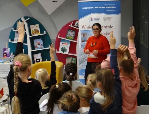 Agnieszka Urbańska o swoich bohaterach na spotkaniach w bibliotece (2).JPG