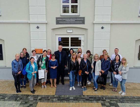 Wyjazd studyjny_przed Biblioteką w Kolbuszowej