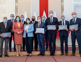 Prezydent Piotr Przytocki odbiera grant na budowę łącznika z S19 z rąk Wojewody Ewy Leniart