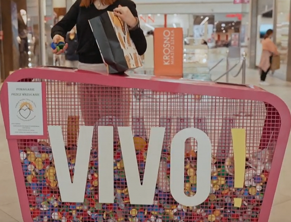 Pojemnik na plasikowe nakrętki