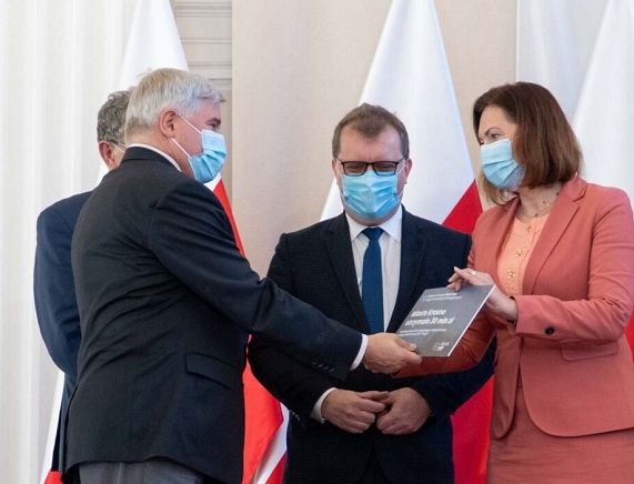 Prezydent Piotr Przytocki odbiera grant na budowę łącznika z S19 z rąk Wojewody Ewy Leniart