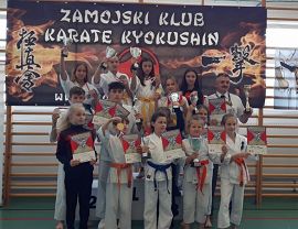 Zawodnicy Krośnieńskiego Klubu Kyokushin Karate na turnieju w Płoskiem