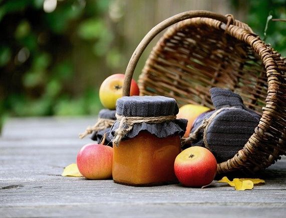 owoce wysypane z koszyka