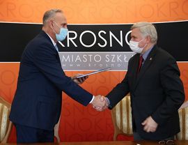 Podpisanie umowy - od lewej stoją A. Skiba i P. Przytocki