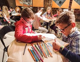 Dzieci podczas zajęć w Piwnicy PodCieniami