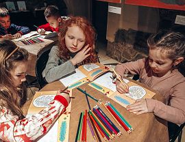 Dzieci podczas zajęć w Piwnicy PodCieniami