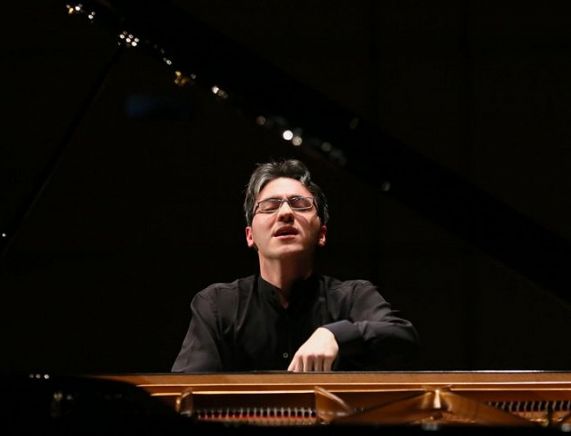 ALEXANDR GADJIEV laureat II miejsca XVIII Międzynarodowego Konkursu Pianistycznego im. Fryderyka Chopina.jpg