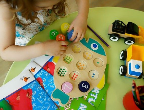 Bawiące się dziecko, gra manualna na stoliku