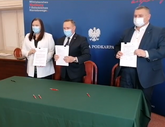 Podpisanie umowy - Małgorzata Jarosińska-Jedynak – sekretarz stanu w Ministerstwie Funduszy i Polityki Regionalnej, Tomasz Soliński – Zastępca Prezydenta Miasta Krosna, Marcin Połomski - Skarbnik Miasta Krosna