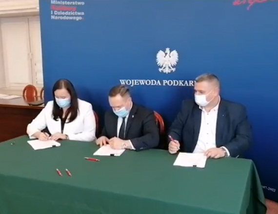 Podpisanie umowy - Małgorzata Jarosińska-Jedynak – sekretarz stanu w Ministerstwie Funduszy i Polityki Regionalnej, Tomasz Soliński – Zastępca Prezydenta Miasta Krosna, Marcin Połomski - Skarbnik Miasta Krosna