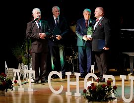 Andrzej Bartosik odbiera nagrodę z rąk Prezydenta Miasta Krosna