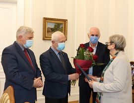 Ewa Mańkowska odbiera nagrodę z rąk Prezydenta Miasta Krosna