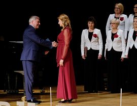 Mariola Rybczak odbiera nagrodę z rąk Prezydenta Miasta Krosna