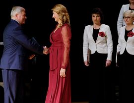 Mariola Rybczak odbiera nagrodę z rąk Prezydenta Miasta Krosna