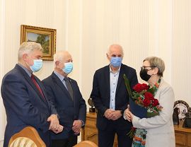 Ewa Mańkowska odbiera nagrodę z rąk Prezydenta Miasta Krosna