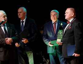 Andrzej Bartosik odbiera nagrodę dla Mieszanego Chóru Echo nagrodzonego w 2021 r.