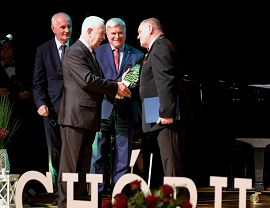 Andrzej Bartosik odbiera nagrodę z rąk Prezydenta Miasta Krosna