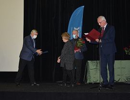 Lucyna Durał odbiera nagrodę z rąk Prezydenta Miasta Krosna Piotra Przytockiego