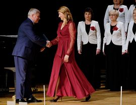 Mariola Rybczak odbiera nagrodę z rąk Prezydenta Miasta Krosna