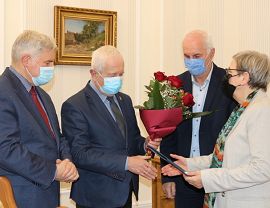 Ewa Mańkowska odbiera nagrodę z rąk Prezydenta Miasta Krosna