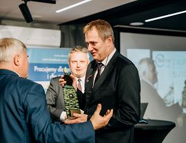 Prezydent Piotr Przytocki ze statuetką