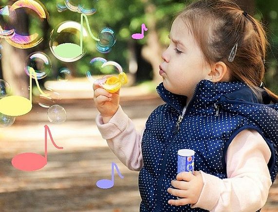 Dziecko dmuchające bańki mydlane