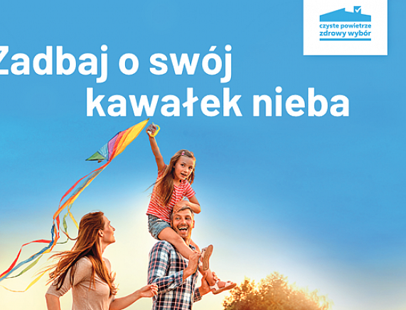 Kobieta z latawcem i mężczyzna z dziewczynką na barkach