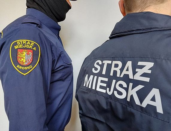 Strażnicy miejscy w mundurach