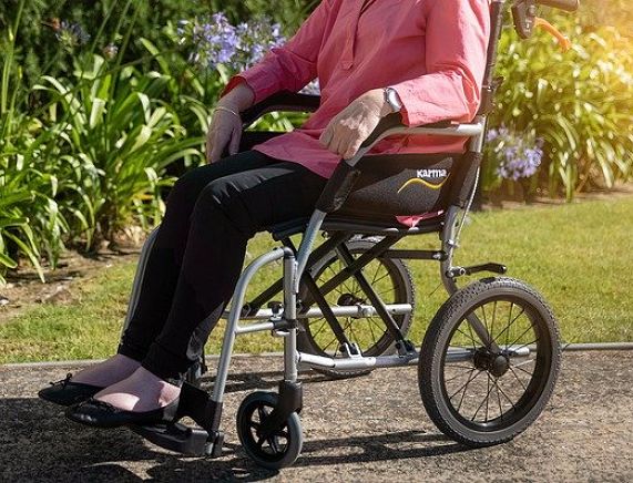 osoba niepełnosprawna na wózku inwalidzkim