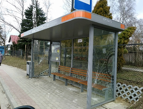 Zniszczona wiata przystankowa na ul. Wyszyńskiego