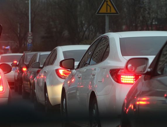 Samochody w korku ulicznym - źródło: pixabay