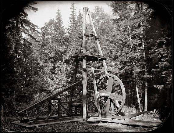 Szyb naftowy w kopalni w Bóbrce - fot. pt. Czarne złoto, zdjęcie z katalogu