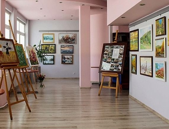 Wnętrze sali wystawienniczej w KBP z wystawionymi pracami artystów