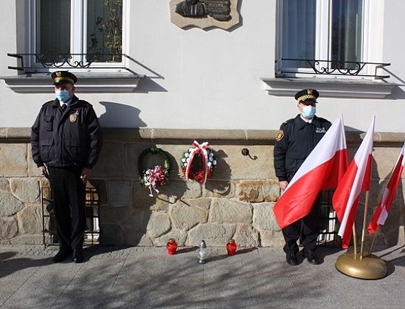 Złożenie kwiatów w rocznicę zbrodni katyńskiej i katastrofy smoleńskiej