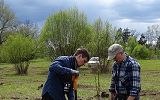Sadzenie drzew w eksperymentalnym miejskim sadzie w zakolu Wisłoka