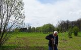 Sadzenie drzew w eksperymentalnym miejskim sadzie w zakolu Wisłoka