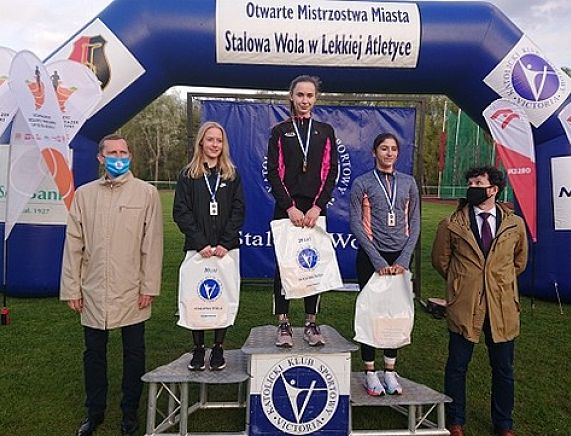 Monika na najwyższym stopniu podium