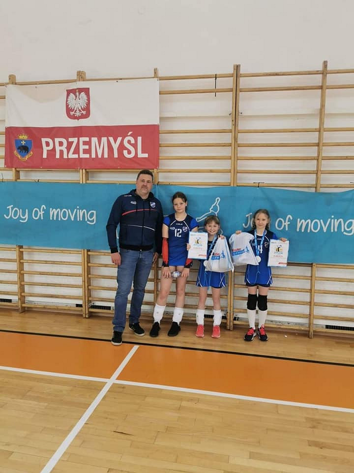 TRZY medale dziewczynek w FINALE WOJEWÓDZKIM Kinder Sport Przemyśl 2021 - zdjęcie w treści  nr 1