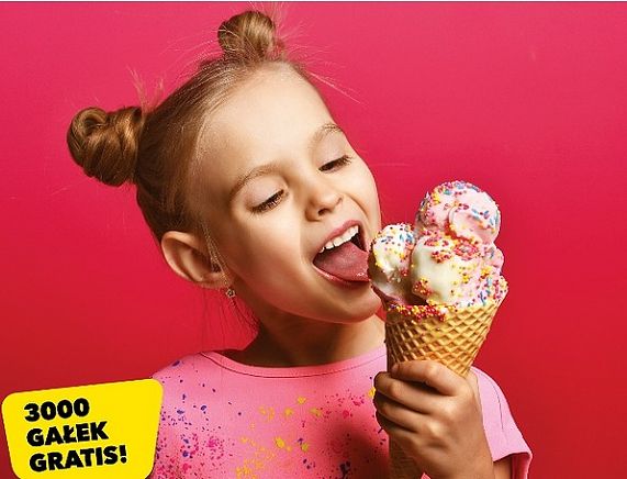 Dziewczynka jedząca lody