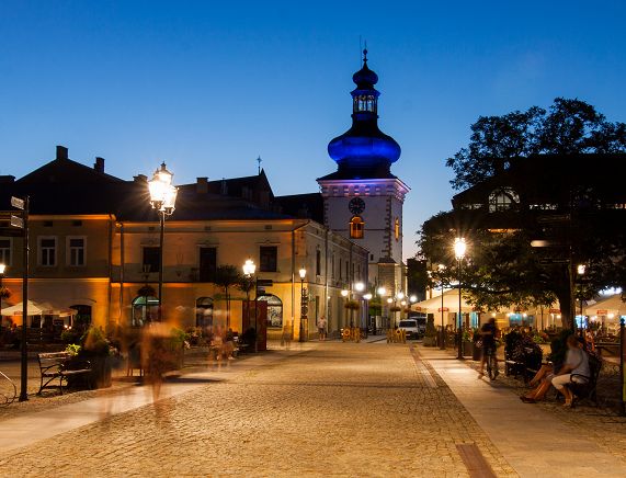 zdjęcie autorstwa szymona muszańskiego, krośnieńskiego rynku nocą