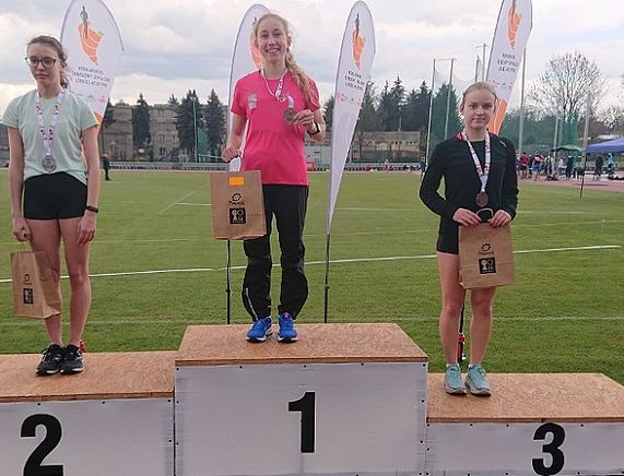 Julita Krzyżanowska na drugim stopniu podium i Paulina Wszołek na trzecim stopniu podium