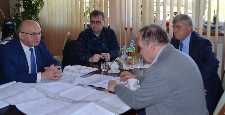 Robocze spotkanie dotyczące budowy dróg - zdjęcie w treści